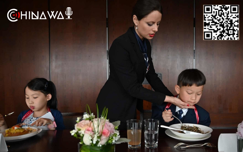 Власти научат китайцев правилам поведения за границей