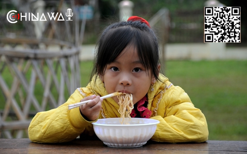 Девочка поглощала килограммы лапши и толстела ради спасения брата