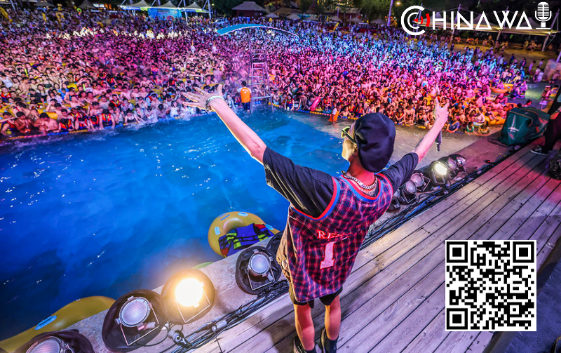 В Ухани тысячи людей пришли на вечеринку в бассейне