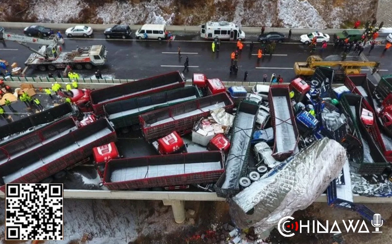 Десятки машин столкнулись и загорелись на севере Китая