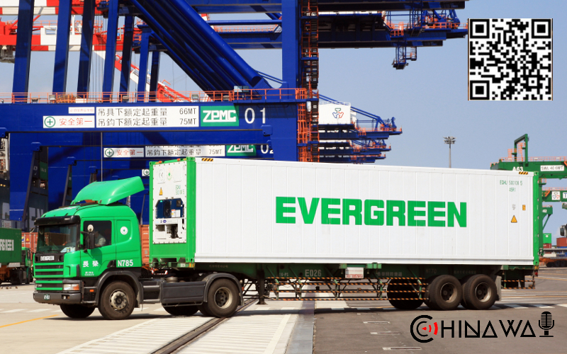 Грузовик компании застрявшего в Суэцком канале судна перекрыл дорогу в Китае